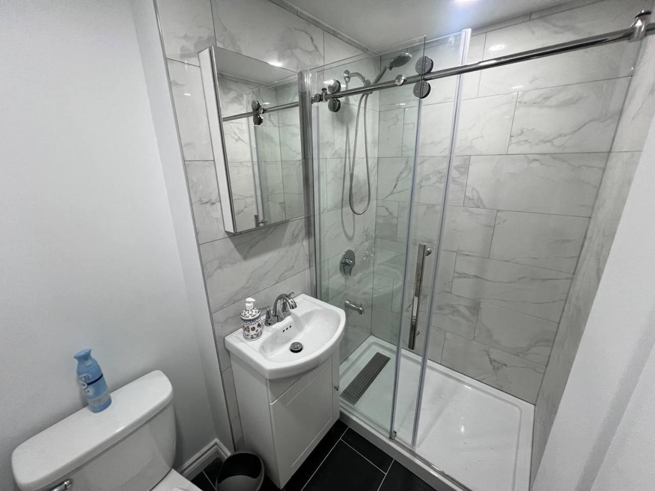 #1 Convvy-Nient Residence! Toronto Exterior photo